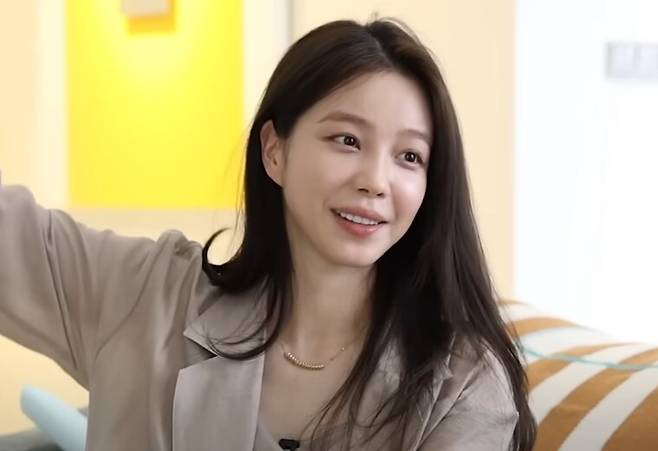 '얼짱시대' 출신 배우 지윤미. 유튜브 채널 '밉지않은 관종언니' 캡처.