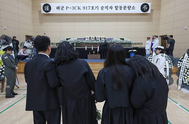 30일 경북 포항시 남구 해군 항공사령부 체육관에 마련된 '해군 P-3CK 917호기 순직자 합동분향소'에서 순직 해군 유족들이 오열하고 있다. 연합뉴스