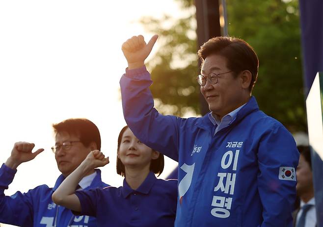 이재명 더불어민주당 대선후보가 30일 오후 충북 충주시 충주체육관 시계탑광장에서 열린 유세에서 시민들에게 인사하고 있다.    뉴시스