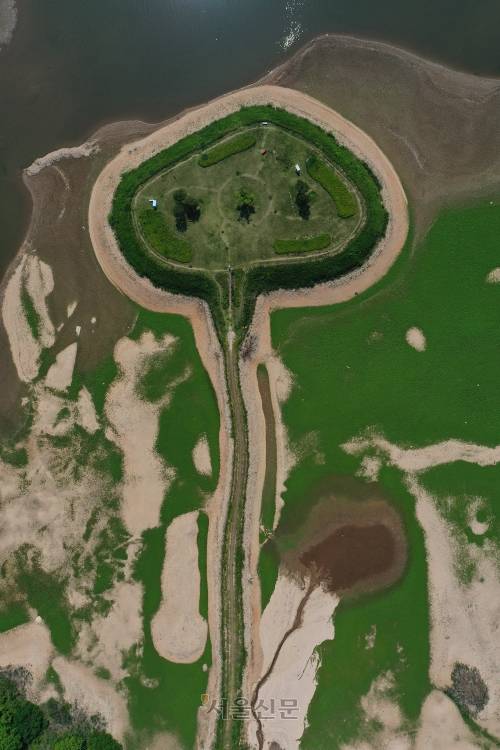 강원 화천 도송리 하트섬. 물 빠진 갈수기 풍경이 독특하다.