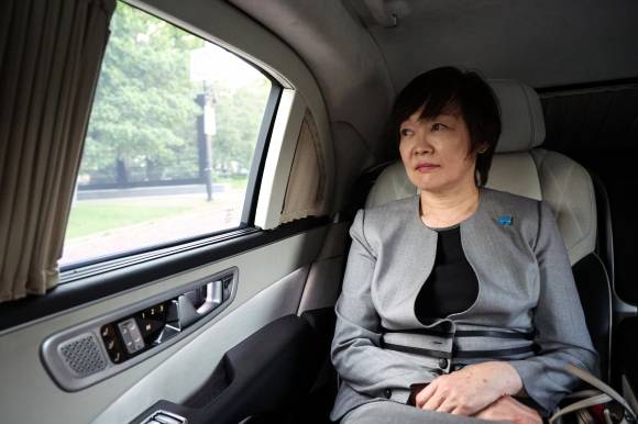 29일(현지시간) 크렘린궁에서 블라디미르 푸틴 러시아 대통령과 만난 아베 신조 전 일본 총리의 부인 아키에 여사가 푸틴 대통령이 제공한 전용 리무진에서 창밖을 바라보고 있다. 2025.5.29 모스크바 TASS 연합뉴스