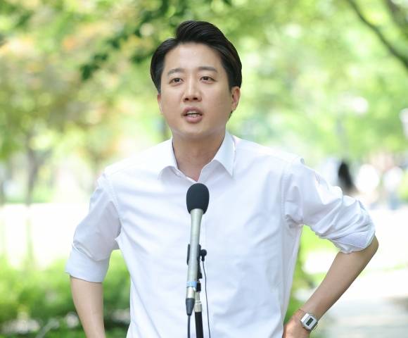 개혁신당 이준석 대선 후보가 30일 서울 마포구 대흥동 경의선숲길공원을 찾아 유세를 하기 전 취재진 질문에 답하고 있다. 연합뉴스