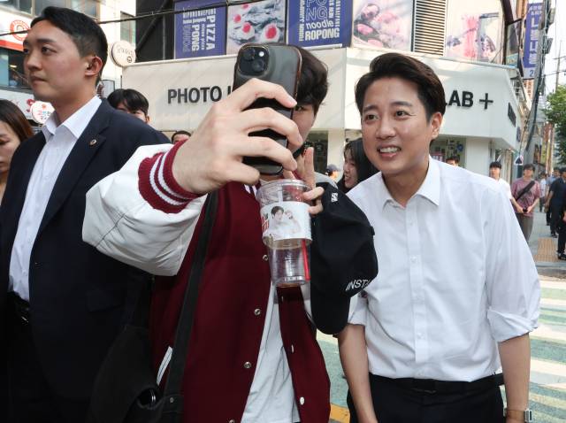 이준석 개혁신당 대선 후보가 제21대 대통령선거 사전투표 첫날인 29일 서울 성북구 안암역 인근 거리에서 대학생과 셀카를 찍고 있다. 연합뉴스