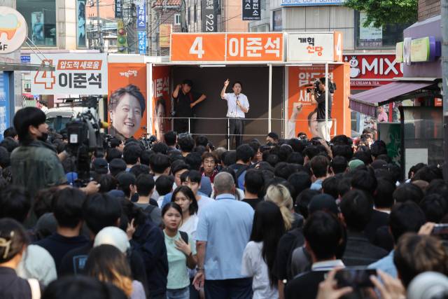 이준석 개혁신당 대선 후보가 제21대 대통령선거 사전투표 첫날인 29일 서울 성북구 안암역 인근에서 열린 유세에서 지지를 호소하고 있다. 연합뉴스