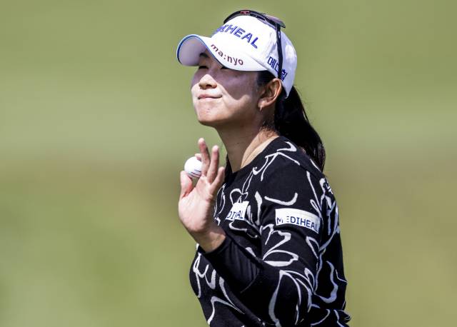 퍼팅을 마치고 갤러리에게 인사하는 김아림. 사진 제공=UPI연합뉴스