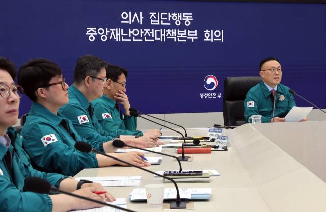 이한경 재난안전관리본부장이 30일 정부세종청사 중앙재난안전대책본부에서 열린 의사 집단행동 중앙재난안전대책본부 회의를 주재하고 있다. 연합뉴스