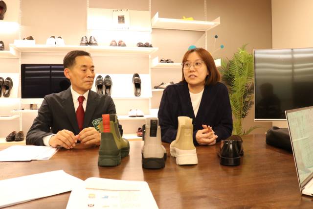 투비스코리아의 공동대표를 맡고 있는 딸 정지혜(오른쪽)씨.