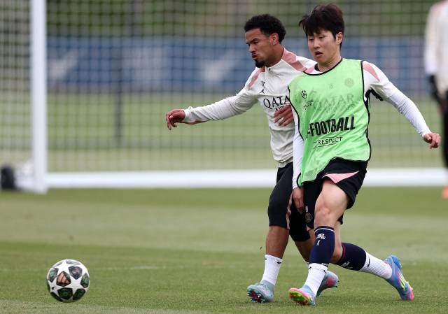 훈련에 집중하고 있는 이강인(오른쪽). AFP연합뉴스