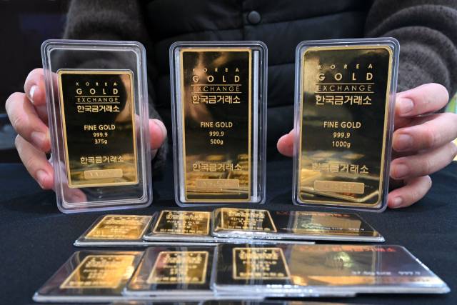 서울 종로구 한국금거래소에 골드바가 진열돼 있는 모습. 조태형 기자