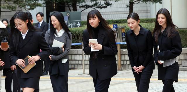 법원 나서는 뉴진스. 뉴스1