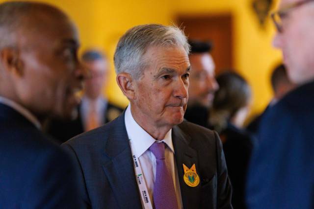 제롬 파월 연방준비제도(Fed·연준) 의장이 20일(현지 시간) 캐나다 앨버타주 밴프에서 열린 주요 7개국(G7) 재무장관 및 중앙은행장 회의에서 다른 참석자들과 함께 어울리고 있다. AFP연합뉴스