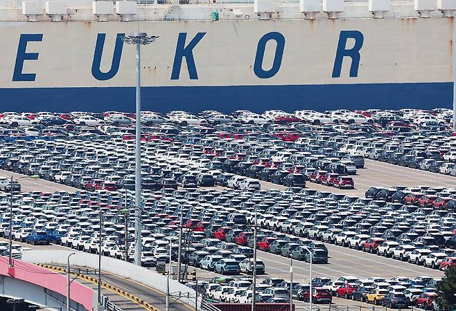 4월29일 경기도 평택항에 수출용 자동차가 선적을 기다리고 있다. ⓒ연합뉴스