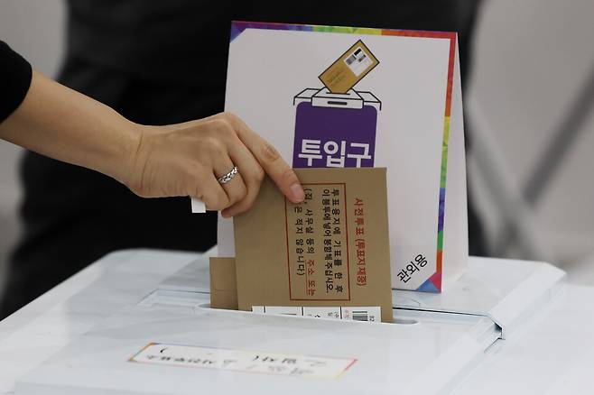 제21대 대통령선거 사전투표 둘째 날인 30일 서울 강남구 역삼1동주민센터에 마련된 사전투표소에서 한 유권자가 투표를 하고 있다. 기사 내용과는 무관한 사진 ⓒ연합뉴스