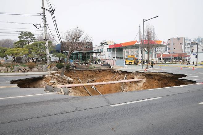 3월24일 서울 강동구 명일동의 한 사거리에서 지름 20ｍ, 깊이 20ｍ가량의 대형 싱크홀이 발생했다. 이 사고로 오토바이 운전자 1명이 싱크홀에 빠져 사망했고, 함몰 직전 사고 현장을 통과한 자동차 운전자 1명이 다쳐 병원으로 옮겨졌다. ⓒ시사저널 임준선