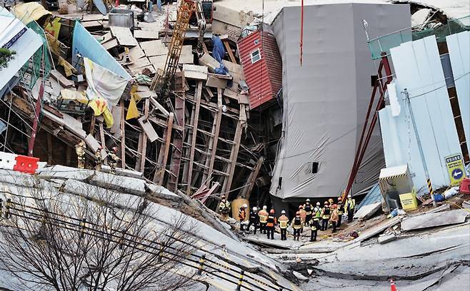 4월11일 발생한 경기도 광명시 일직동 싱크홀 사고 현장 ⓒ연합뉴스
