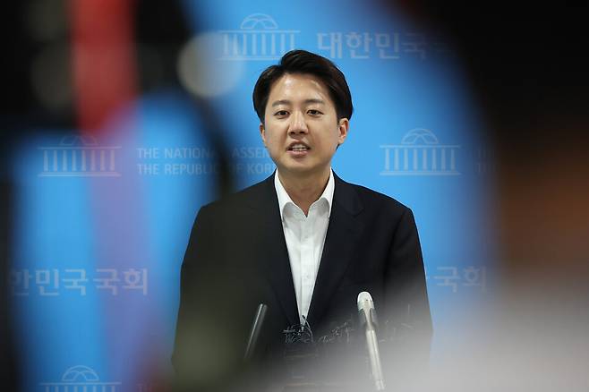 이준석 개혁신당 대선 후보가 30일 서울 여의도 국회 소통관에서 긴급 기자회견을 마친 뒤 취재진의 질문에 답하고 있다. ⓒ연합뉴스