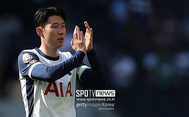 ▲ 사우디아라비아의 알 나스르가 손흥민을 원하고 있다고 주장했다. 이는 알 나스르 최고 스타인 호날두의 이적과 맞물린다. 알 나스르는 호날두의 대체자를 물색하기 시작했고, 그 결과 손흥민을 낙점한 모양새다. 더 선은 “사우디아라비아의 억만장자 후원자들은 손흥민을 새로운 슈퍼 스타 타깃으로 지목했다. 그들은 아시아 지역에서 인기가 많은 손흥민이 사우디아라비아 리그에 새로운 관중들을 유입하는 데 큰 도움을 줄 것이라고 생각한다”라고 전했다.