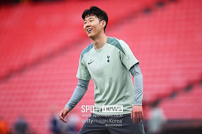 ▲ 최근 들어 호날두의 거취가 불분명해졌다. 호날두와 알 나스르의 계약은 올여름에 끝난다. 현재 호날두는 알 나스르와 계약 연장에 대한 의지가 없는 것으로 알려졌다. 그는 내달에 개최되는 국제축구연맹(FIFA) 2025 클럽 월드컵 출장을 희망하고 있다. 클럽 월드컵은 이번 시즌부터 대대적인 개편을 통해 32개 팀이 참가하는 시스템으로 바뀌었다. 자연스레 대회 위상과 상금이 커졌고, 평소 명예를 중시하는 호날두는 팀을 옮겨서라도 클럽 월드컵에 나서고 싶어한다. 공교롭게도 알 나스르는 클럽 월드컵에 출전하지 못하기 때문이다.