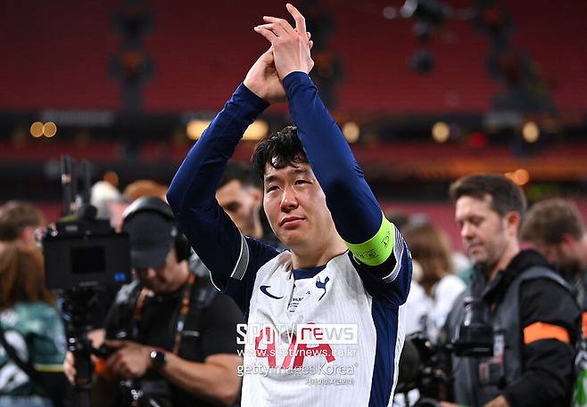 ▲ 위풍당당하게 트로피를 든 손흥민을 맞이한 건 토트넘이 인정하는 레전드들이었다. 스티브 페리맨, 마틴 치버스, 오스발도 아르딜레스 등 토트넘 역사에 길이 남은 위대한 인물들이 손흥민에게 박수를 치며 환영했다. 2007-08시즌 영국풋볼리그 칼링컵 우승 이후 17년, 유럽대항전 기준으로는 1983-84시즌 UEFA컵 이후 40여년 만의 확보한 트로피에 전율을 안겼다.