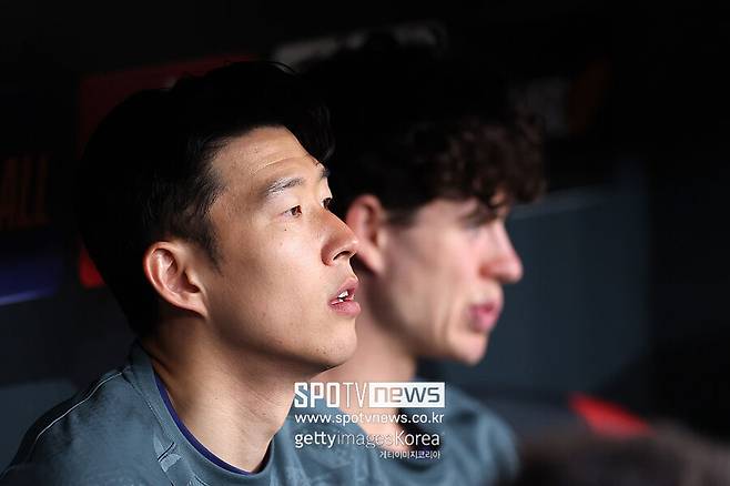 ▲ 구단 전설이 도열한 '가드 오브 아너'를 받은 손흥민은 명실상부 토트넘 레전드로 불린다. 영국 언론 '풋볼런던'은 "토트넘 홋스퍼 스타디움에서 열린 모든 축하 행사에 빠짐없이 참석한 손흥민은 남쪽 스탠드에 동료들을 남겨두고 빠르게 터널로 향했다. 가드 오브 아너를 열어준 토트넘 전설과 일일이 악수하며 예우했고 이후 팬들에게 박수를 보내 환호를 받았다"며 주장으로서 품격 있는 행동을 보인 손흥민을 크게 조명했다.