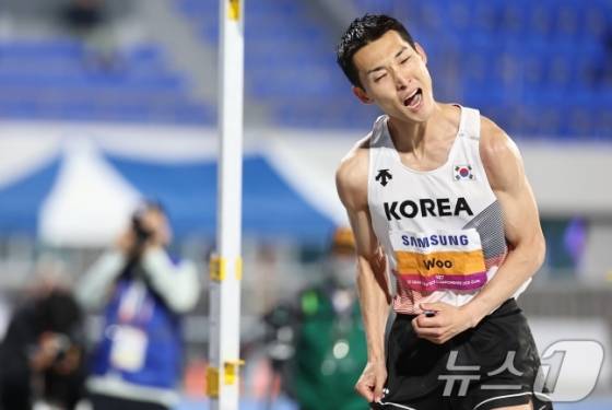 우상혁이 지난 29일 경북 구미시민운동장에서 열린 2025 구미 아시아육상선수권대회 높이뛰기 결선에서 2m23 1차시기 성공 후 환호하고 있다. /사진=뉴스1