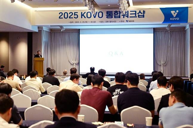 프로배구 관계자들이 29일 강원도 춘천의 엘리시안 강촌에서 열린 2025 KOVO 통합워크숍에서 경청하고 있다. /사진=한국배구연맹 제공