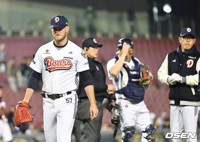 두산 콜 어빈(왼쪽)이 강판되고 있다.