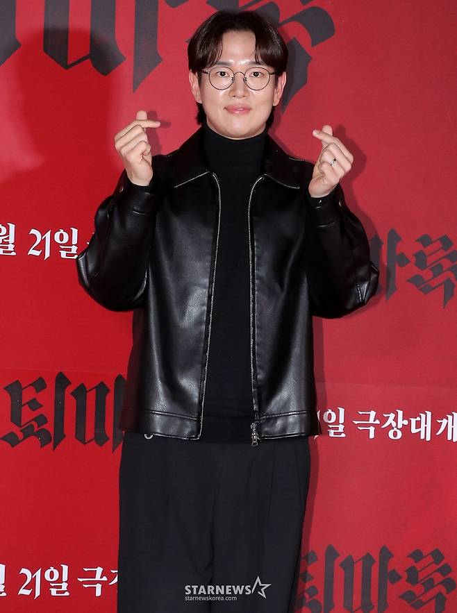 방송인 장성규가 4일 오후 서울 송파구 롯데월드타워 롯데시네마에서 진행된 오컬트 애니메이션 '퇴마록' VIP 시사회에 참석해 포즈를 취하고 있다.  '퇴마록'은 특별한 능력을 가진 퇴마사들이 절대 악(惡)에 맞서는 대서사의 시작을 담은 오컬트 블록버스터. 오컬트 액션을 오감으로 즐길 수 있는 4DX와 SCREENX 포맷으로 관객과 만날 예정이다. 오는 21일 개봉. 2025.02.04 /사진=김창현 chmt@