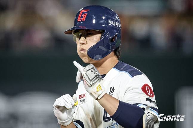 전민재가 안타를 치고 세리머니를 하고 있다. /사진=롯데 자이언츠