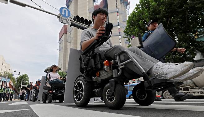 권영국 후보는 장애인의 이동권·노동권 등을 강화하겠다고 밝혔다.[사진｜뉴시스]