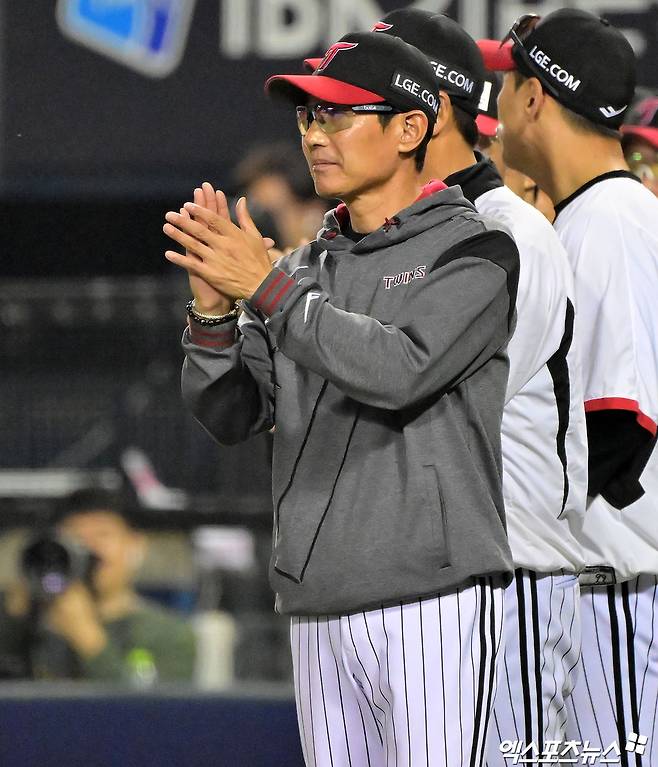 염경엽 감독이 이끄는 LG 트윈스가 29일 서울 잠실야구장에서 열린 2025 신한 SOL Bank KBO리그 한화 이글스와의 팀 간 8차전에서 3-1로 승리, 주중 3연전 위닝 시리즈를 챙겼다. 사진 엑스포츠뉴스 DB