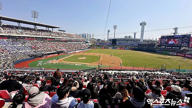 8일 오후 수원KT위즈파크에서 열린 '2025 신한 SOL Bank KBO리그' LG 트윈스와 KT 위즈의 시범경기, 많은 관중들이 경기를 관람하고 있다. 엑스포츠뉴스 DB