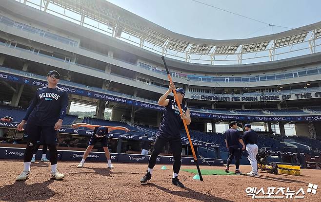 이진만 NC 구단 대표이사는 30일 창원 NC파크에서 기자회견을 열고 '야구단은 야구에만 집중할 수 있는 환경이 필요하다. 이런 환경에서 야구를 할 때, 더 좋은 성적을 낼 수 있고, 그에 따라 더 많은 팬들이 야구장을 찾게 된다'며 연고 이전에 대한 의지를 내비쳤다. NC 선수들이 홈으로 돌아온 뒤 처음 연습하고 있다. 창원, 박지영 기자