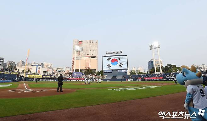 이진만 NC 구단 대표이사는 30일 창원 NC파크에서 기자회견을 열고 '야구단은 야구에만 집중할 수 있는 환경이 필요하다. 이런 환경에서 야구를 할 때, 더 좋은 성적을 낼 수 있고, 그에 따라 더 많은 팬들이 야구장을 찾게 된다'며 연고 이전에 대한 의지를 내비쳤다. 사진은 두 달 만에 홈경기를 개최한 NC파크 전경. 창원, 박지영 기자