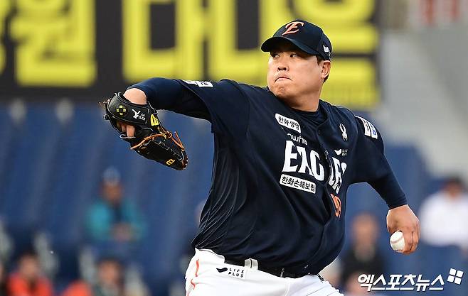 30일 오후 경상남도 창원NC파크에서 열린 '2025 신한 SOL Bank KBO리그' 한화 이글스와 NC 다이노스의 경기, 1회말 한화 선발투수 류현진이 역투하고 있다. 창원, 박지영 기자