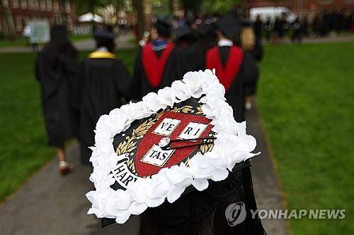 하얀 꽃으로 장식된 학사모를 쓴 하버드 졸업생 [케임브리지 EPA=연합뉴스. 재판매 및 DB 금지]