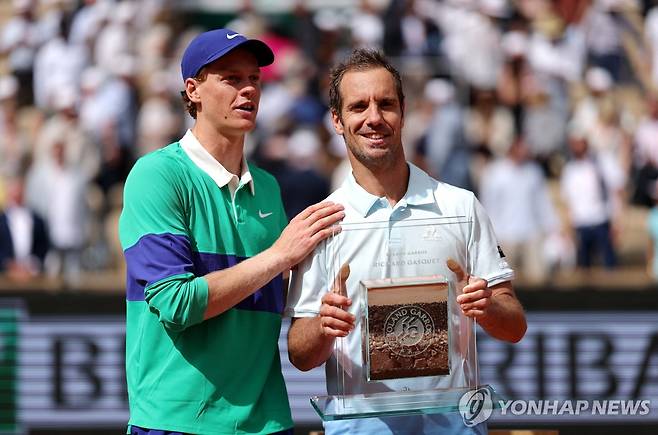 경기를 마치고 기념 촬영을 한 신네르(왼쪽)와 가스케 [로이터=연합뉴스]