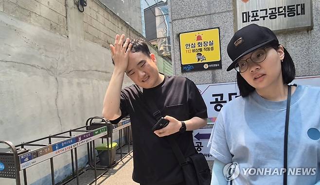 "투표는 어려워요" (서울=연합뉴스) 이승연 기자 = 발달장애인 장하훈(30) 씨가 지난 29일 서울 마포구 공덕동 주민센터 투표소 앞에서 멋쩍은 웃음을 짓고 있다. 2025.5.30 winkite@yna.co.kr