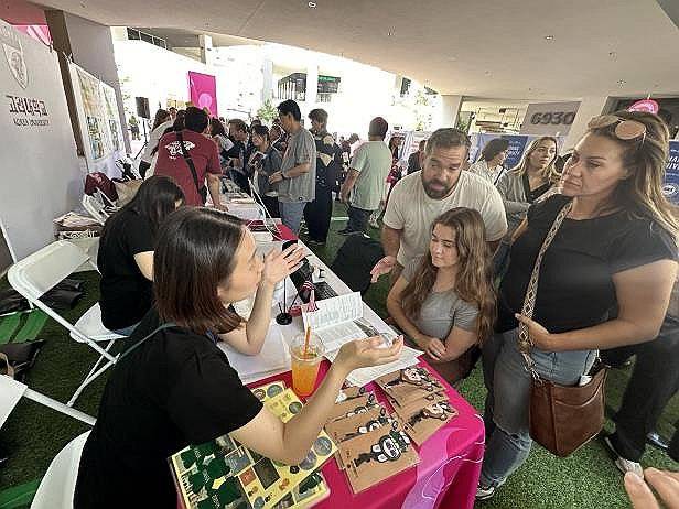 지난해 10월 미국 LA 인근에서 열린 첫 한국유학박람회 모습 [연합뉴스 자료사진] 지난해 10월 5일(현지시간) 미국 캘리포니아주 오렌지 카운티 부에나파크의 한 쇼핑몰 광장에서 열린 첫 한국유학박람회(Study in Korea College Fair in USA)에서 현지 학생 소피아 소카(14)와 그의 부모가 대학 입학 관련 상담을 하고 있다. 2024.10.6 photo@yna.co.kr
