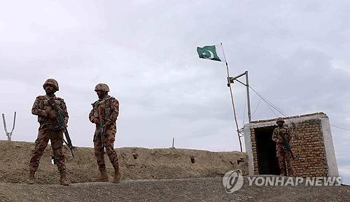 국경 지키는 파키스탄 군인들 파키스탄 군인들이 아프가니스탄과 맞닿은 국경 초소에서 경비를 서고 있다. [EPA 연합뉴스 자료사진. 재판매 및 DB 금지]