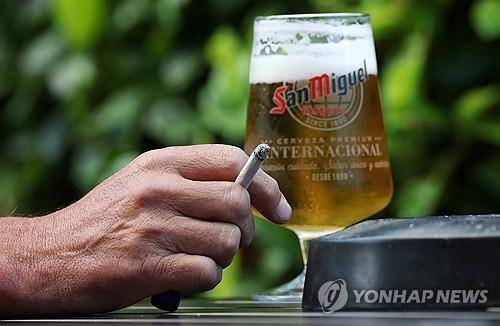 야외에서 담배를 태우고 있는 흡연자 [EPA=연합뉴스]