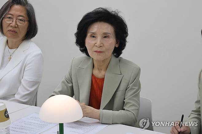 설난영 여사, 교제살인사건 피해자 면담 (서울=연합뉴스) 국민의힘은 29일 김문수 대선 후보 부인 설난영 여사가 김레아 교제살인사건 피해자를 면담했다고 밝혔다. 2025.5.29 [국민의힘 제공. 재판매 및 DB 금지] photo@yna.co.kr