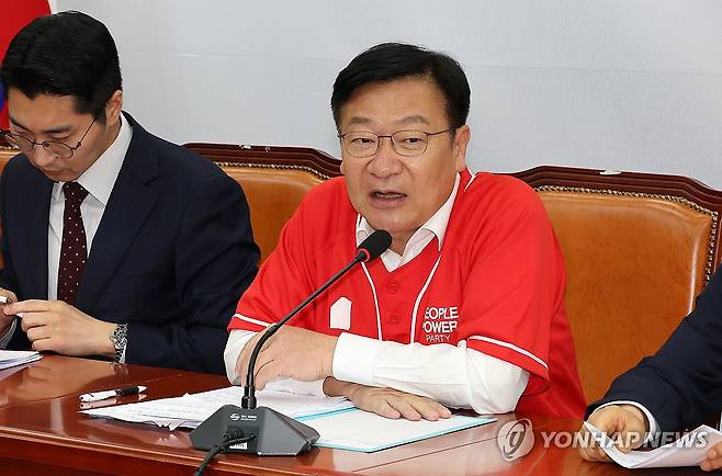 브리핑 하는 정점식 클린선거본부장 (서울=연합뉴스) 김주형 기자 = 국민의힘 정점식 클린선거본부장이 30일 국회에서 열린 '이재명 가족 비리 진상 조사단' 회의를 마친 뒤 브리핑하고 있다. 2025.5.30 kjhpress@yna.co.kr