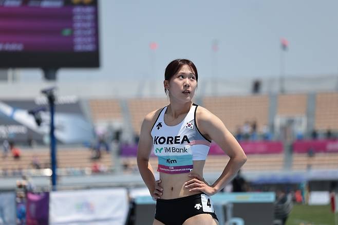 기록 확인하는 김다은 (서을=연합뉴스) 한국 육상 국가대표 김다은이 30일 경북 구미시민운동장에서 열린 2025 아시아육상경기선수권 여자 200ｍ 예선을 마친 뒤, 기록을 확인하고 있다. [대한육상연맹 제공. 재판매 및 DB금지]