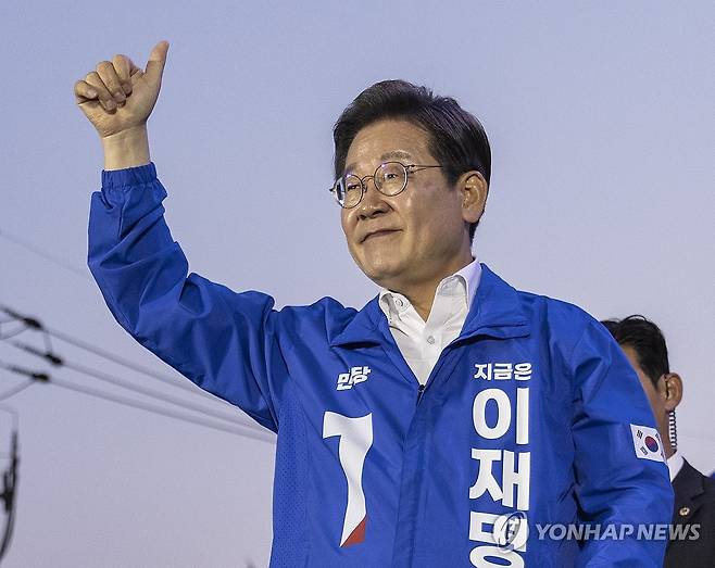 시민들 환호에 엄지들어 답하는 이재명 후보 (서울=연합뉴스) 황광모 기자 = 더불어민주당 이재명 대선후보가 29일 서울 관악구 관악산 으뜸공원에서 열린  관악ㆍ금천ㆍ동작구 유세에서 연설을 마친 뒤 환호하는 시민들을 향해 엄지들 들어 답하고 있다. 2025.5.29 hkmpooh@yna.co.kr