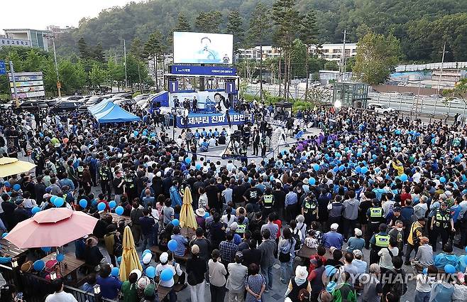 지지 호소하는 이재명 후보 (서울=연합뉴스) 황광모 기자 = 더불어민주당 이재명 대선후보가 29일 서울 관악구 관악산 으뜸공원에서 열린 유세에서 지지를 호소하고 있다. 2025.5.29 hkmpooh@yna.co.kr
