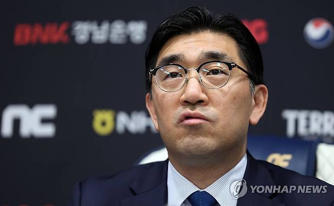 NC다이노스 이진만 대표 (창원=연합뉴스) 김동민 기자 = NC다이노스 이진만 대표가 30일 오후 경남 창원시 마산회원구 창원NC파크에서 야구장 재개장과 관련한 구단 입장과 향후 대처 방안을 브리핑하고 있다. 2025.5.30 image@yna.co.kr