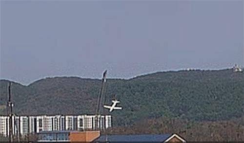 해군, 포항기지서 촬영된 CCTV 영상 공개 (서울=연합뉴스) 해군이 지난 29일 포항에서 비행훈련 중 추락한 해상초계기 P-3CK의 사고 당시 모습이 담긴 CCTV 영상을 공개했다. 사진은 해상초계기 사고 당시 모습. 2025.5.30 [해군 제공. 재판매 및 DB 금지] photo@yna.co.kr