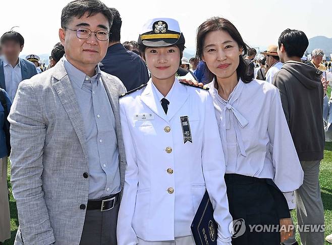 우리는 해군 가족 (창원=연합뉴스) 30일 경남 창원시 진해구 해군사관학교에서 열린 제138기 해군·해병대 사관후보생 수료 및 임관식에서 허재원 소위가 가족과 밝은 표정을 짓고 있다.
    허 소위는 제1연평해전에 참전한 허욱 예비역 대령의 차녀로, 언니 허정현 해군 중위에 이어 해군복을 입었다.
    근조 리본은 전날 헬기 사고로 순직한 동료를 추모하기 위해 부착한 것이다. 2025.5.30 [해군 제공. 재판매 및 DB 금지] image@yna.co.kr