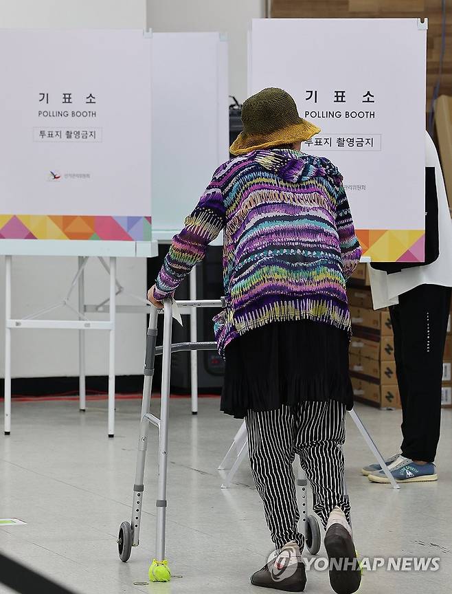 몸이 불편해도 소중한 한표 (인천=연합뉴스) 임순석 기자 = 21대 대통령선거 사전투표 이틀째인 30일 인천 부평구청에 마련된 투표소에서 몸이 불편한 한 유권자가 기표소로 향하고 있다. 2025.5.30 soonseok02@yna.co.kr